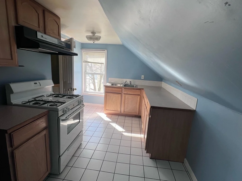 1 bed, 1 bath apartment for rent at 61 Brayton Unit 3, Fall River — photo 10 of 10