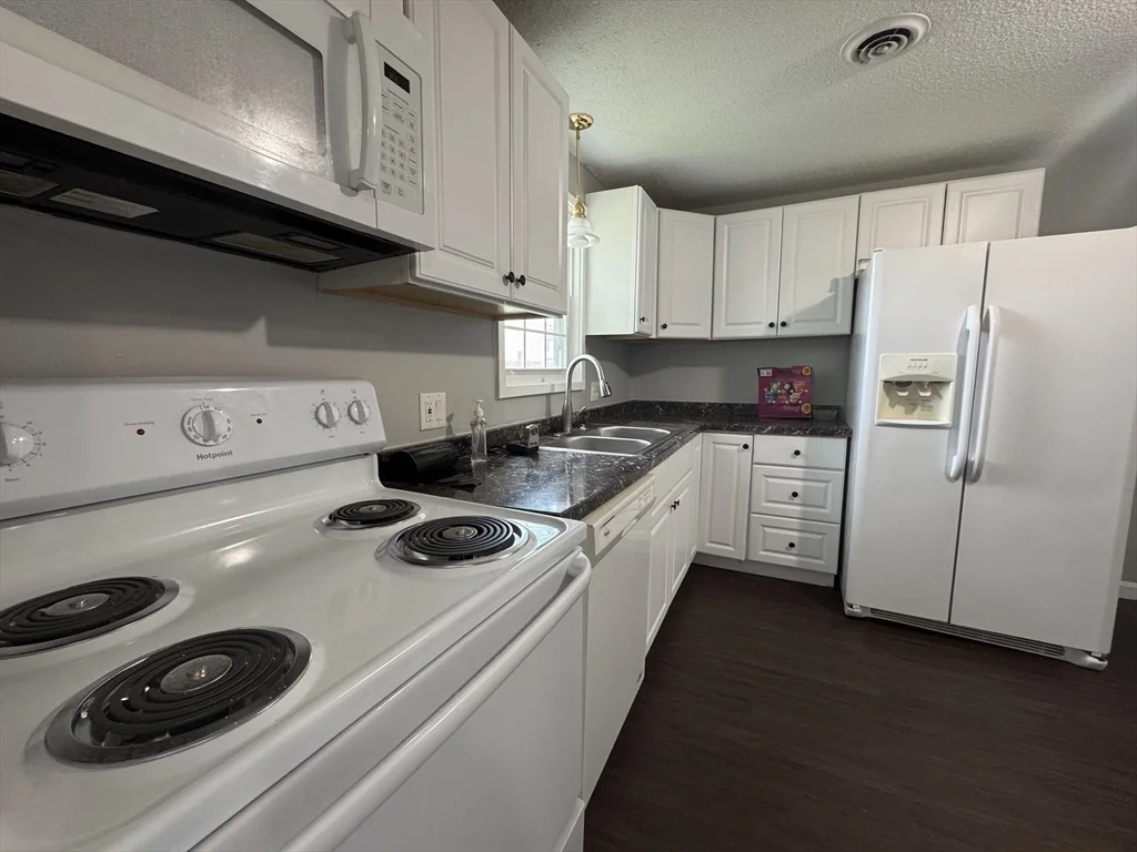 2 bed, 1 bath apartment for rent at 61 Constitution Unit 61, Methuen — photo 3 of 20
