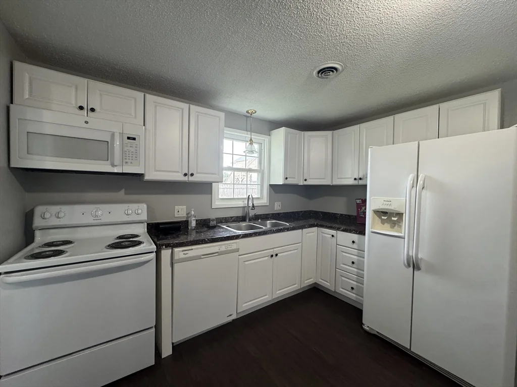 2 bed, 1 bath apartment for rent at 61 Constitution Unit 61, Methuen — photo 2 of 20