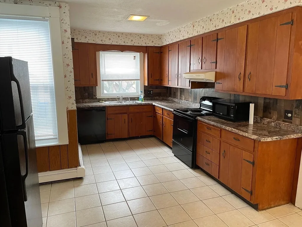 2 bed, 1 bath apartment for rent at 61 Cushing St Unit 1, Waltham — photo 2 of 14