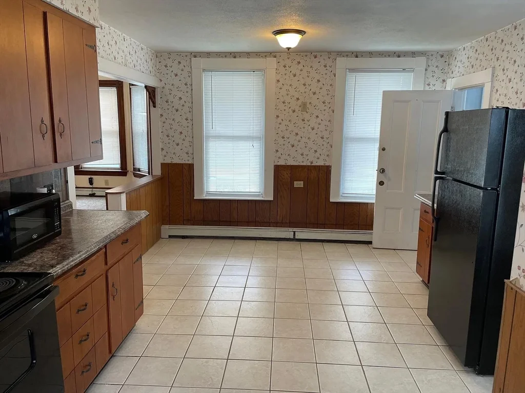 2 bed, 1 bath apartment for rent at 61 Cushing St Unit 1, Waltham — photo 3 of 14