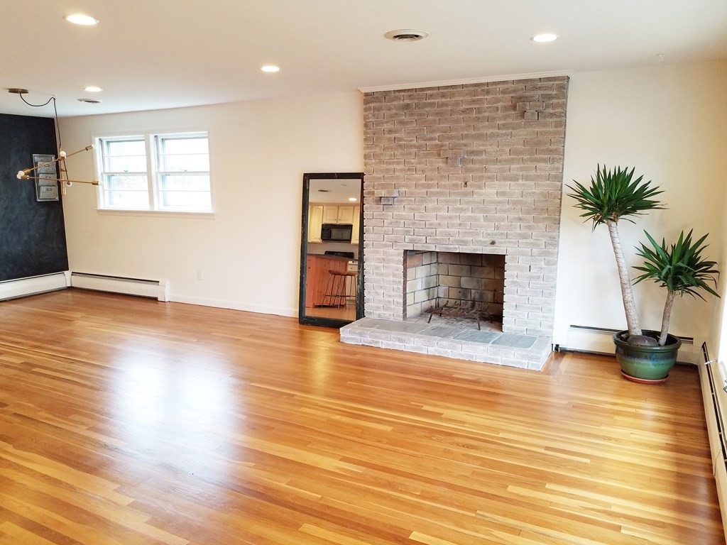 3 bed, 2 bath apartment for rent at 61 Cypress Rd Unit House, Milton — photo 3 of 10