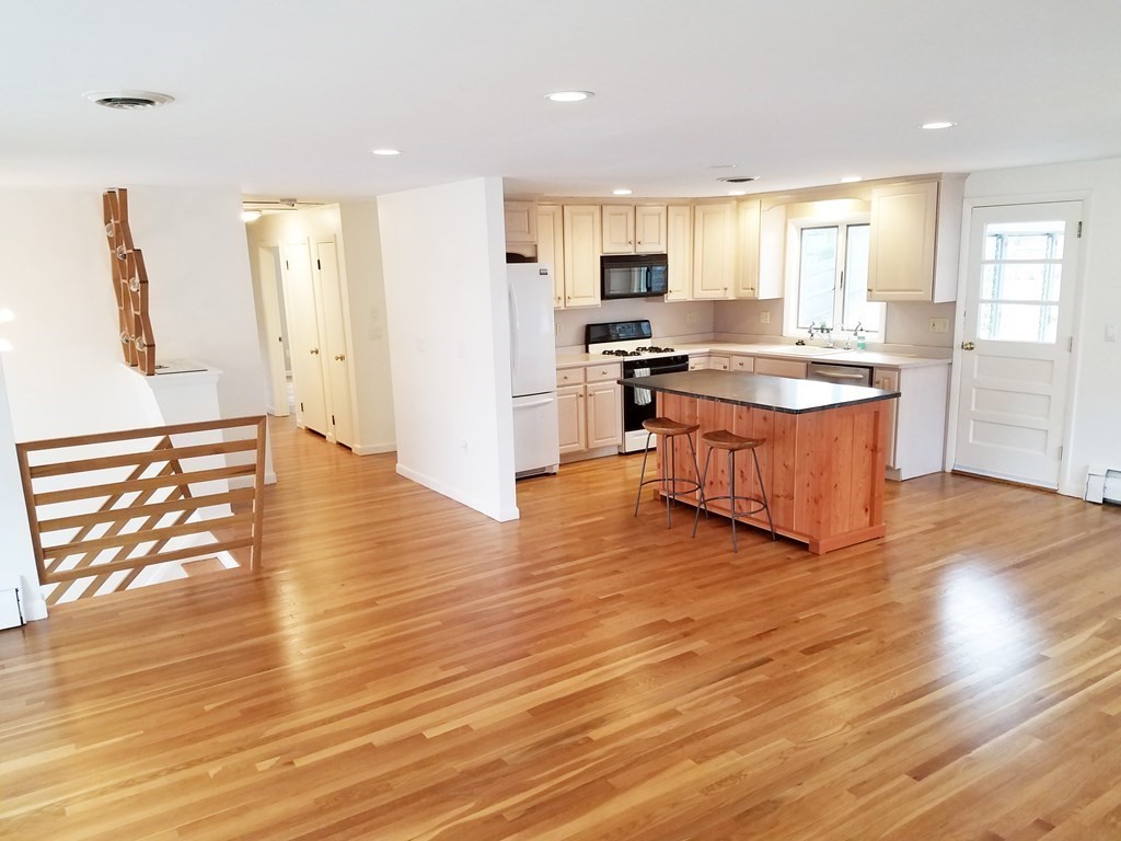 3 bed, 2 bath apartment for rent at 61 Cypress Rd Unit House, Milton — photo 5 of 10