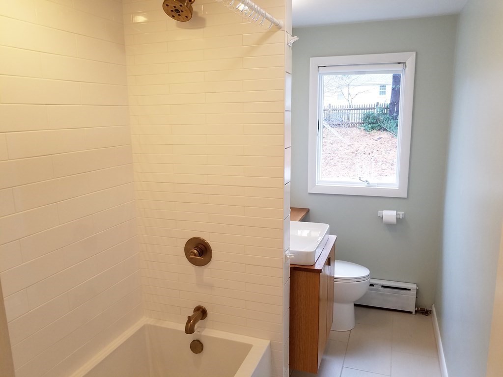 3 bed, 2 bath apartment for rent at 61 Cypress Rd Unit House, Milton — photo 4 of 10