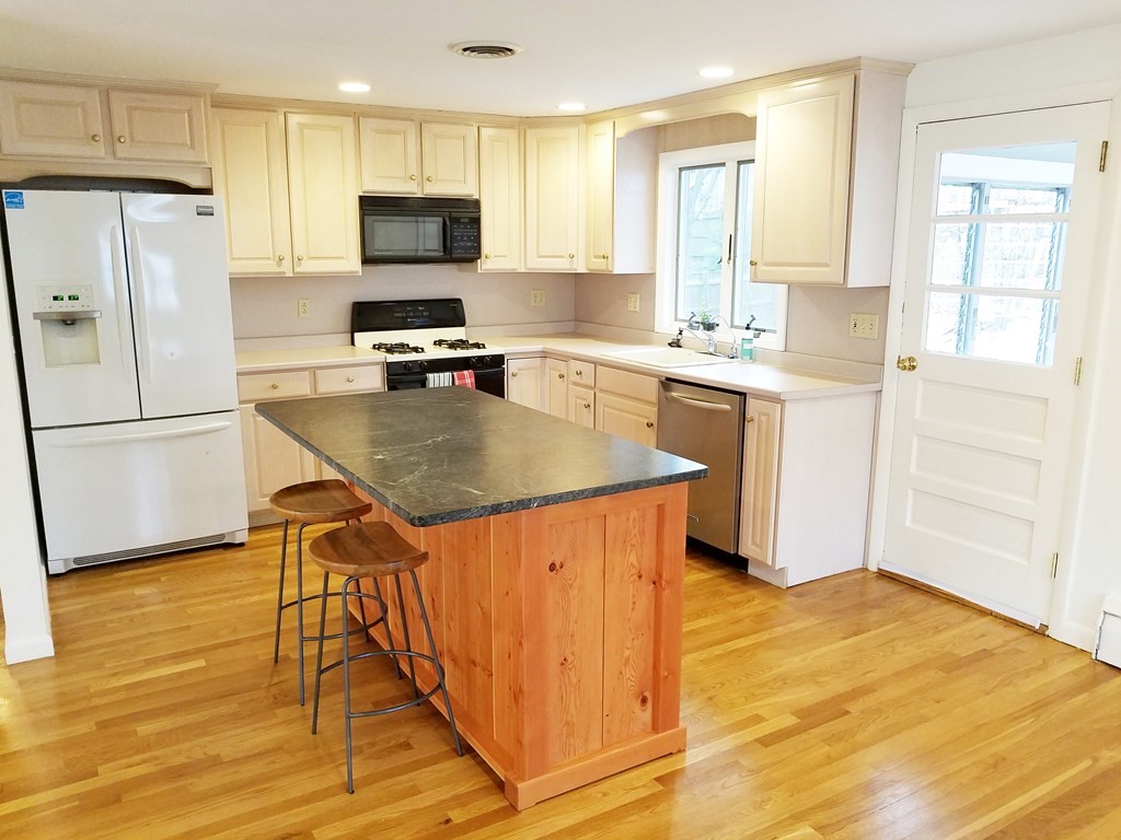 3 bed, 2 bath apartment for rent at 61 Cypress Rd Unit House, Milton — photo 2 of 10