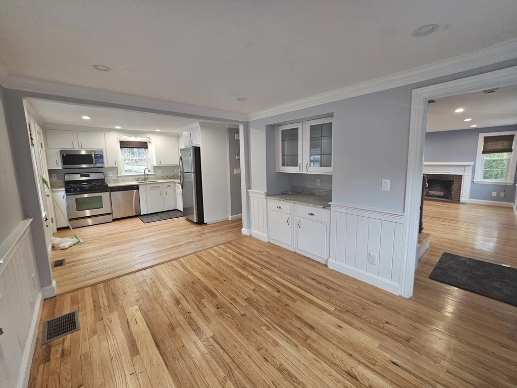4 bed, 2 bath apartment for rent at 61 Ledgewood Rd, Greenlodge — photo 4 of 23