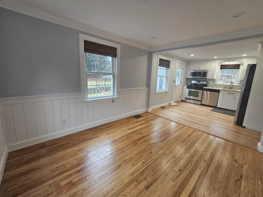 4 bed, 2 bath apartment for rent at 61 Ledgewood Rd, Greenlodge — photo 2 of 23