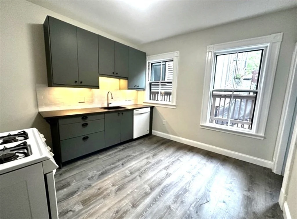 3 bed, 1 bath apartment for rent at 61 Monument Ave Unit 1, Charlestown — photo 6 of 20