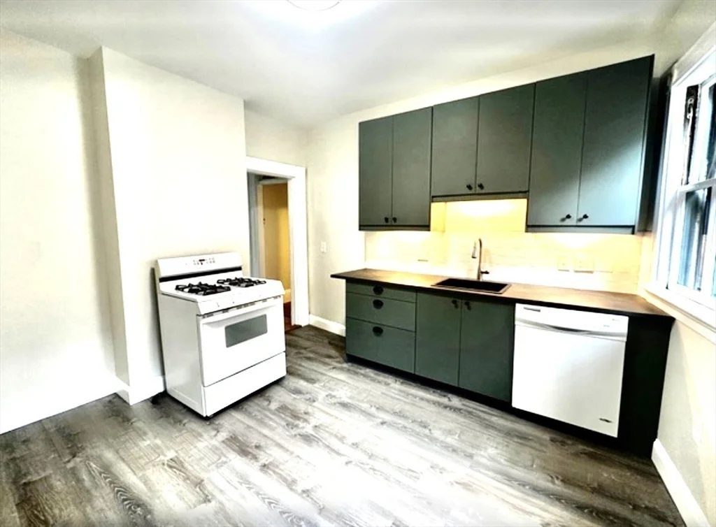 3 bed, 1 bath apartment for rent at 61 Monument Ave Unit 1, Charlestown — photo 8 of 20