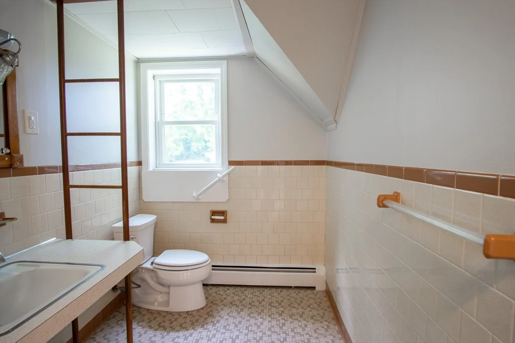 3 bed, 1 bath apartment for rent at 61 Orchard St Unit 2, Bellingham — photo 17 of 24