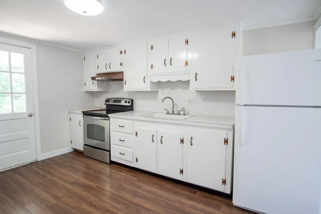 3 bed, 1 bath apartment for rent at 61 Orchard St Unit 2, Bellingham — photo 7 of 24