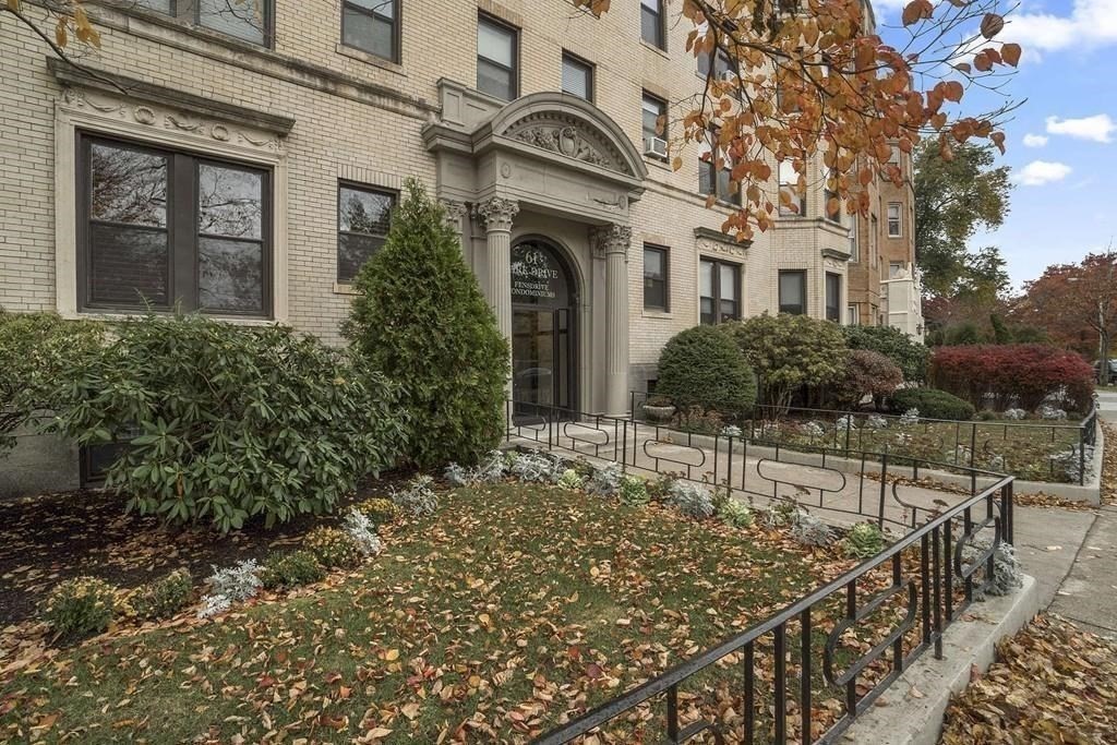 2 bed, 1 bath apartment for rent at 61 Park Dr Unit 16, Fenway — photo 5 of 7