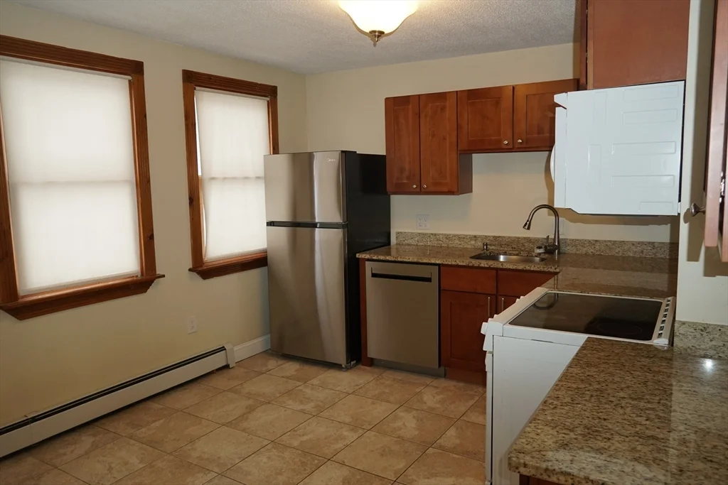 2 bed, 1 bath apartment for rent at 61 Plain St Unit 1R, Taunton — photo 2 of 14