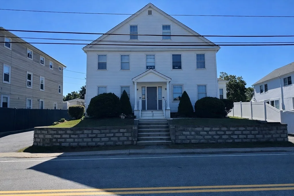 2 bed, 1 bath apartment for rent at 61 Plain St Unit 1R, Taunton