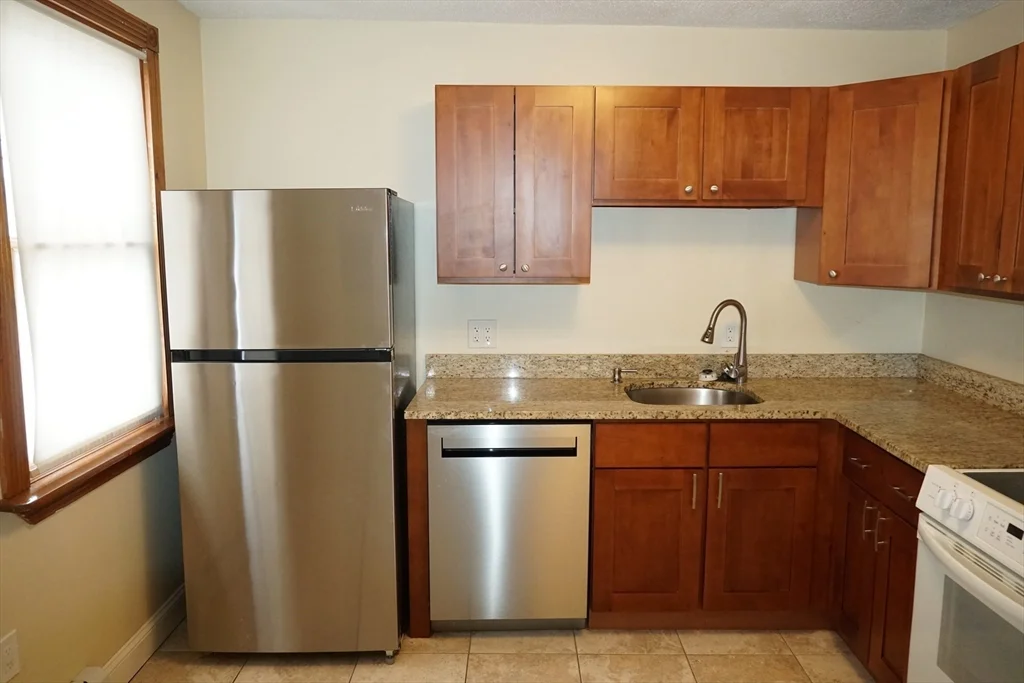 2 bed, 1 bath apartment for rent at 61 Plain St Unit 1R, Taunton — photo 3 of 14