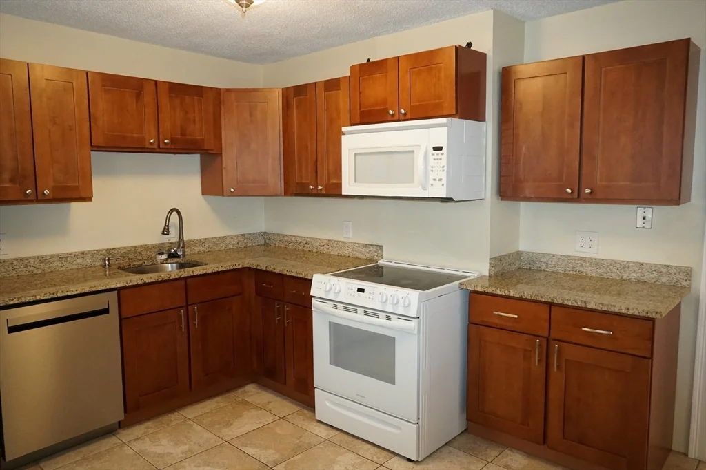 2 bed, 1 bath apartment for rent at 61 Plain St Unit 1R, Taunton — photo 4 of 14