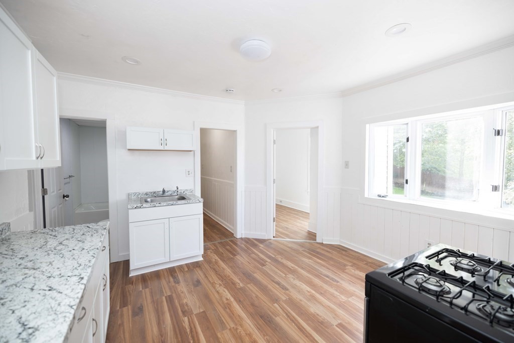 4 bed, 1 bath apartment for rent at 61 Rodney St Unit 1, Worcester — photo 5 of 13