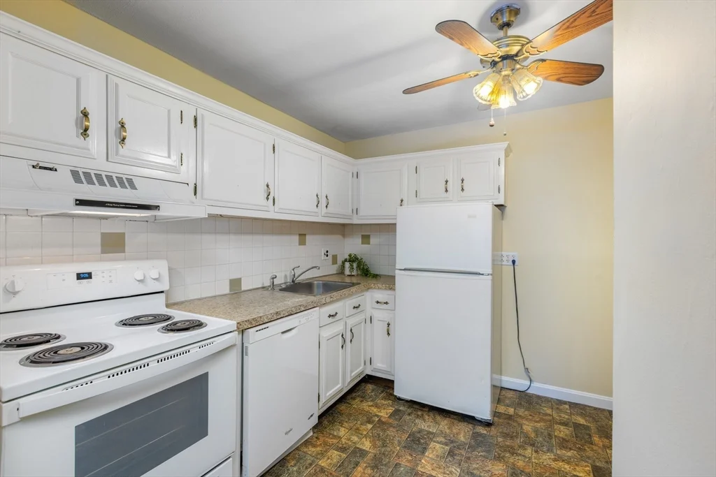 2 bed, 1 bath apartment for rent at 61 Storey Ave Unit 2, Newburyport — photo 8 of 15