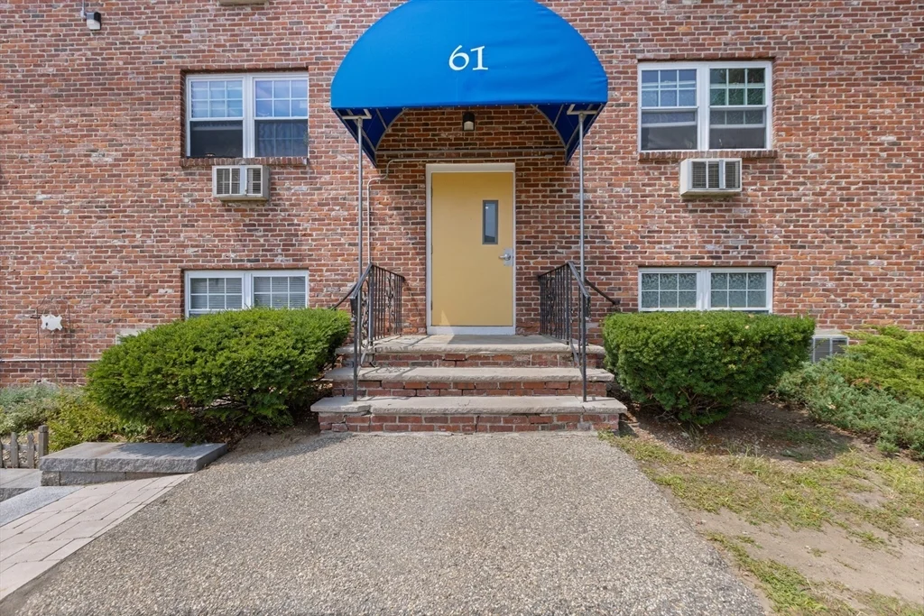 2 bed, 1 bath apartment for rent at 61 Storey Ave Unit 2, Newburyport — photo 2 of 15