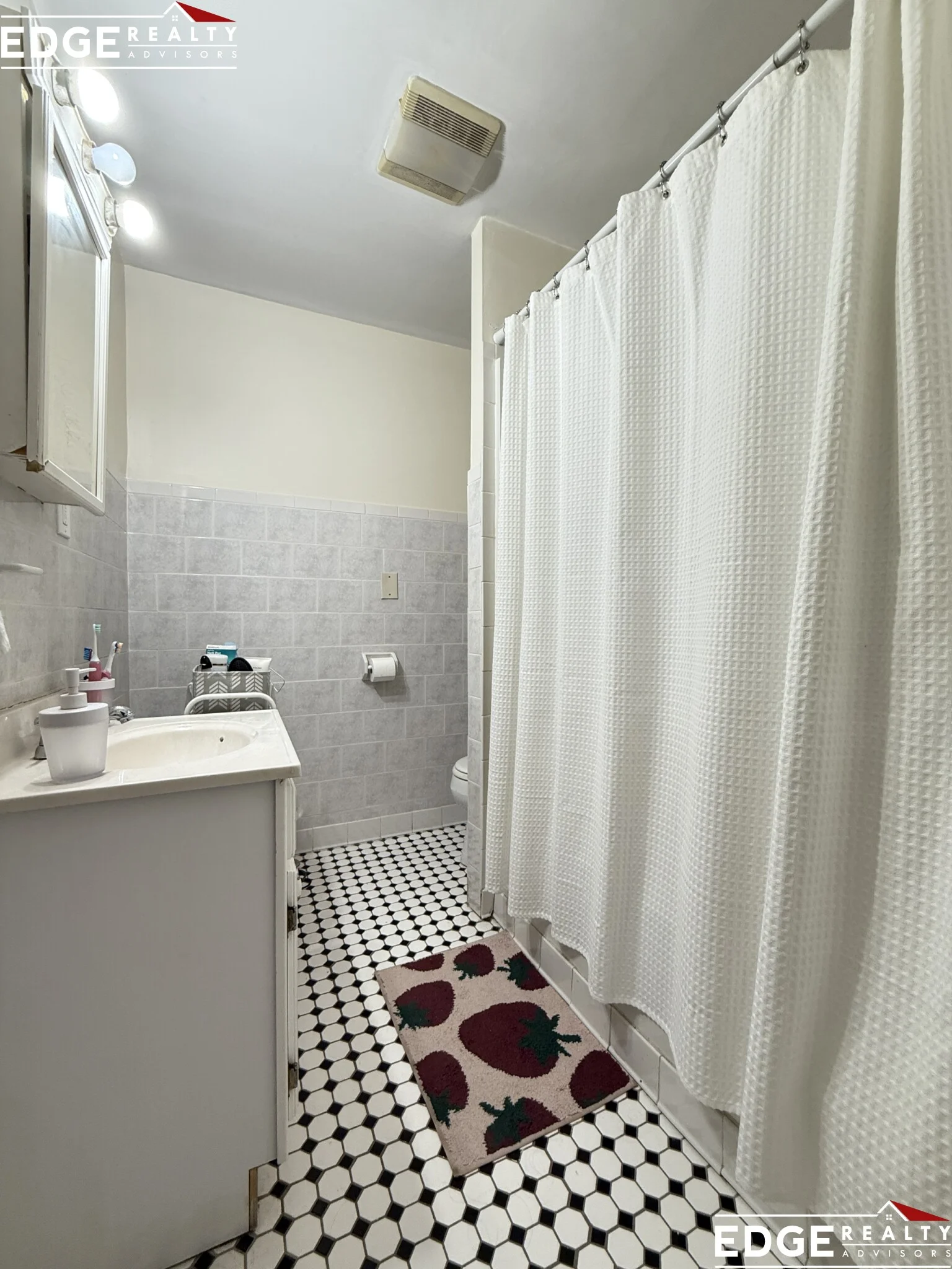 4 bed, 2 bath apartment for rent at 61 Thatcher St Unit 5, North Brookline — photo 4 of 10