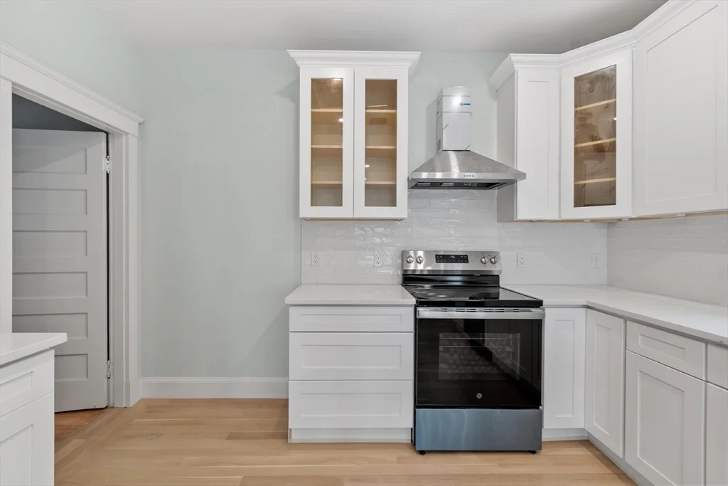 4 bed, 3 bath apartment for rent at 61 Warren St Unit 2, West Medford — photo 9 of 41