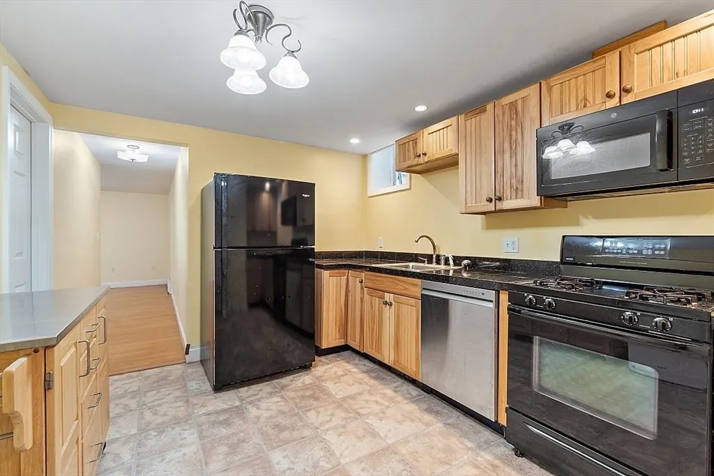 2 bed, 1 bath apartment for rent at 61 Western Ave Unit 1, Gloucester — photo 3 of 19