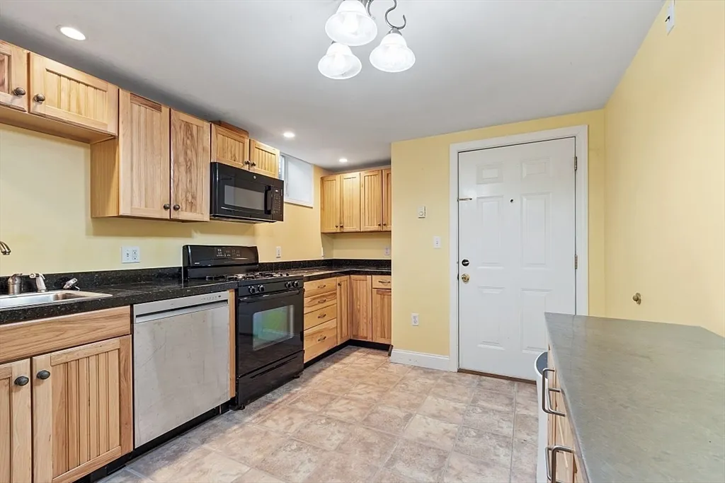 2 bed, 1 bath apartment for rent at 61 Western Ave Unit 1, Gloucester — photo 2 of 19