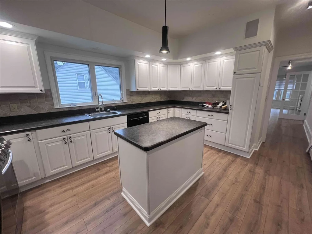 4 bed, 1 bath apartment for rent at 61 Wollaston Ave Unit 2, Arlington — photo 3 of 24