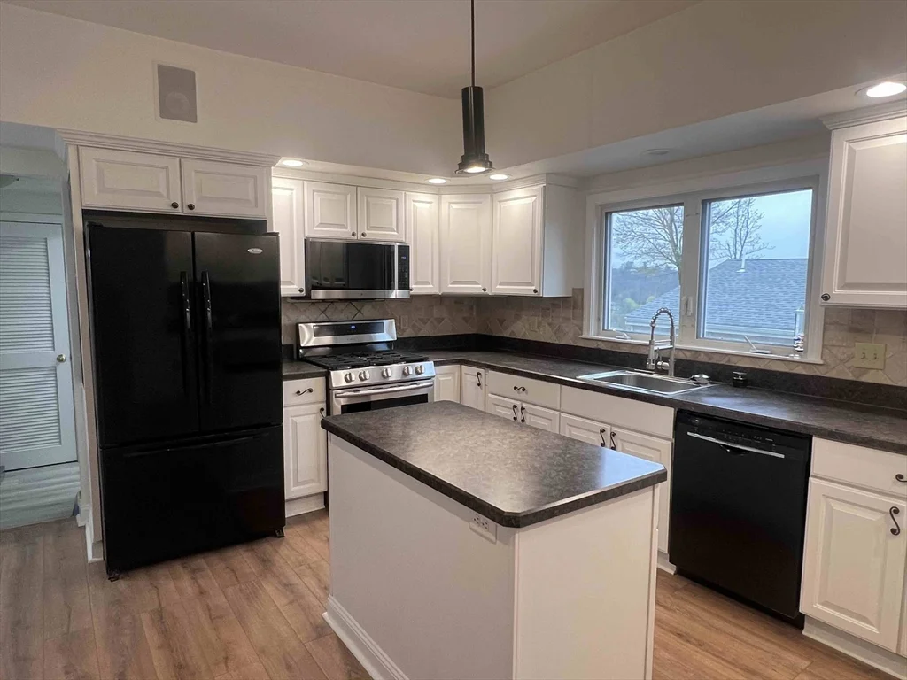 4 bed, 1 bath apartment for rent at 61 Wollaston Ave Unit 2, Arlington — photo 2 of 24
