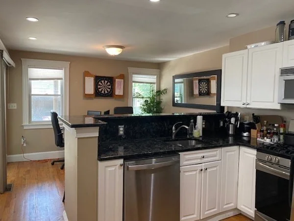3 bed, 2 bath apartment for rent at 613 East 7th St Unit 1, South Boston — photo 4 of 20
