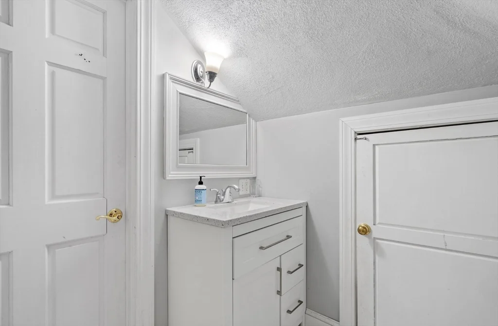 3 bed, 2 bath apartment for rent at 614 E 3rd Unit 3, South Boston — photo 8 of 12