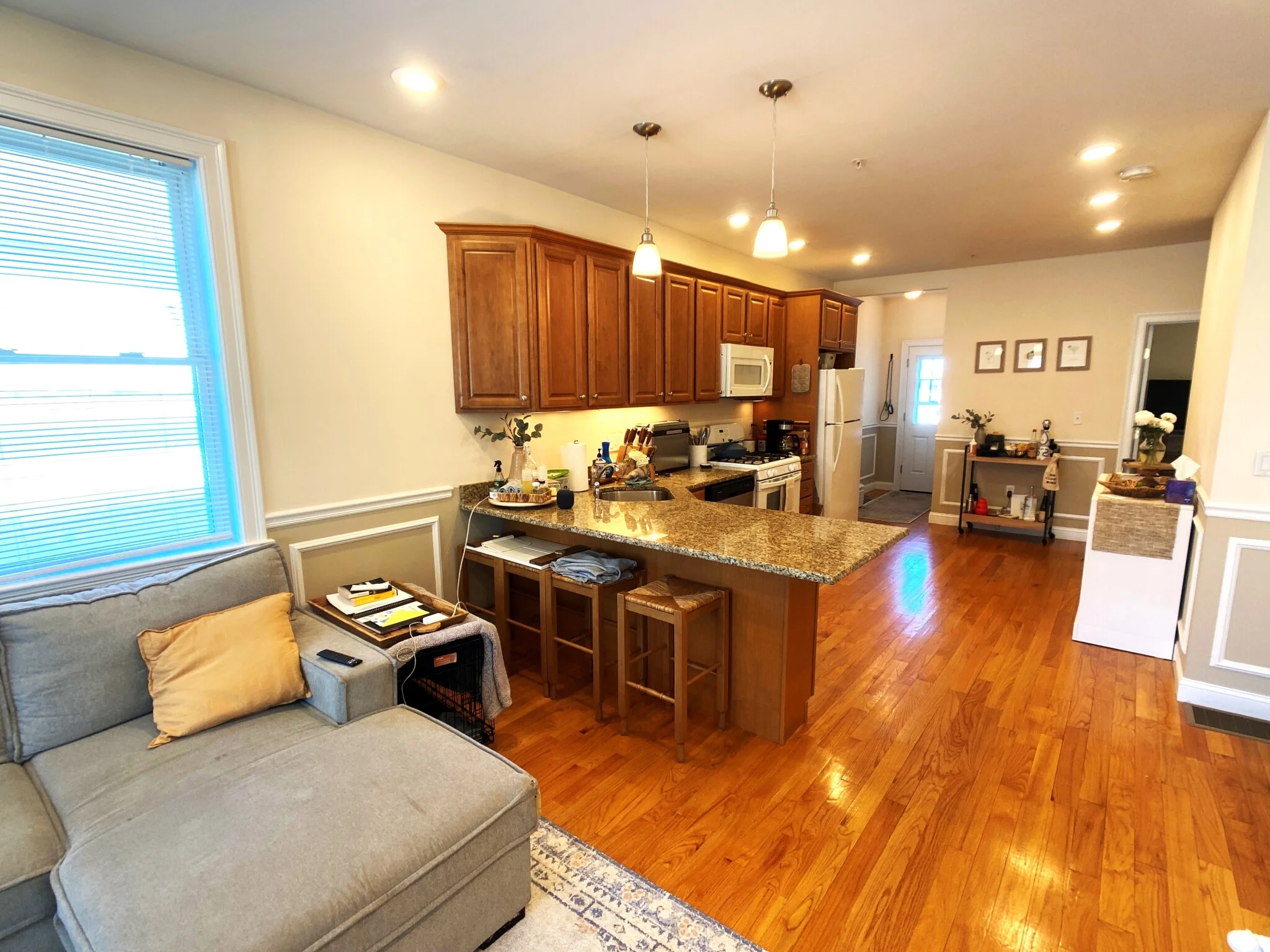 2.5 bed, 2 bath apartment for rent at 614 Main St Unit 1, Medford — photo 2 of 19