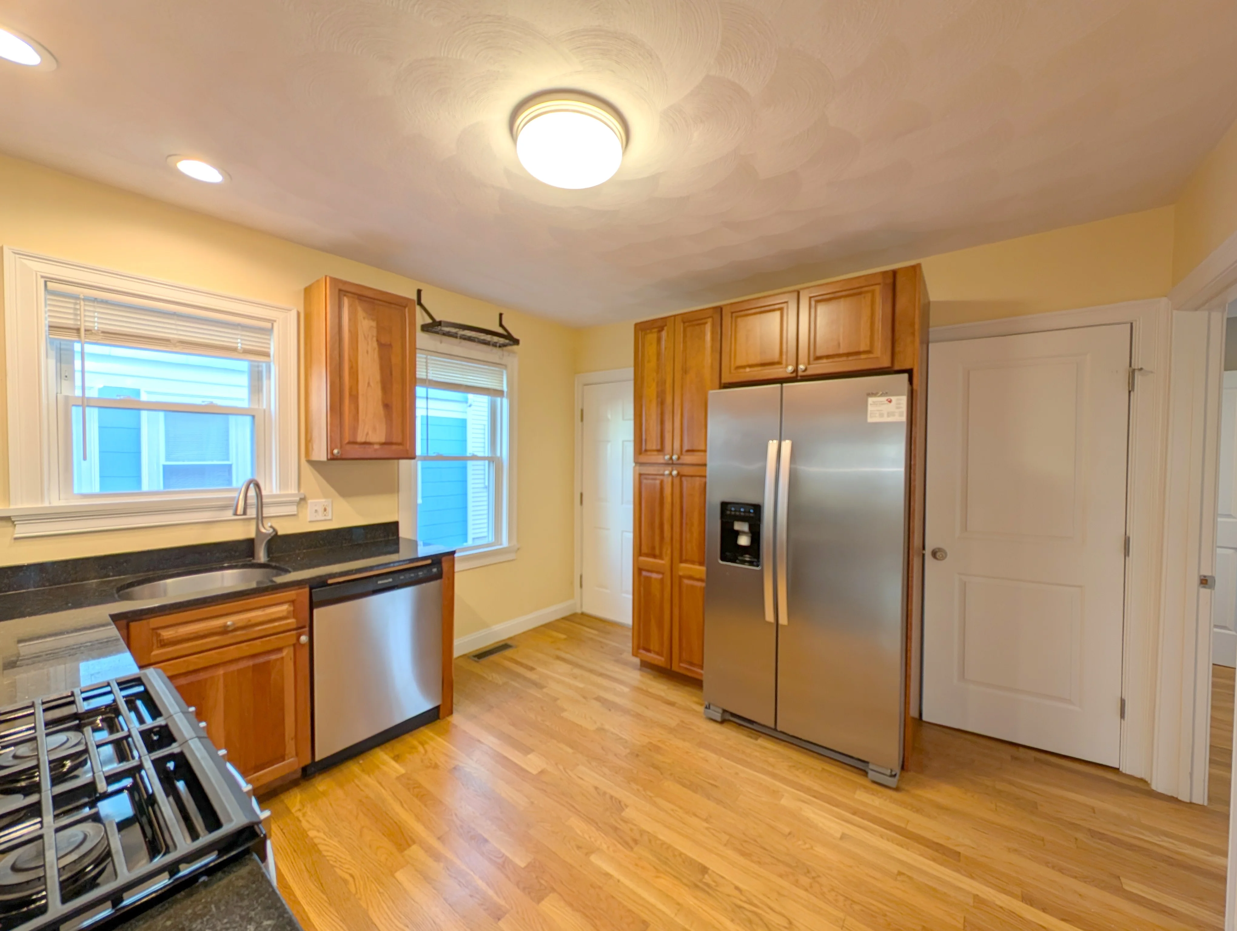2.5 bed, 1 bath apartment for rent at 615 Boston Ave Unit 1, Medford — photo 2 of 17