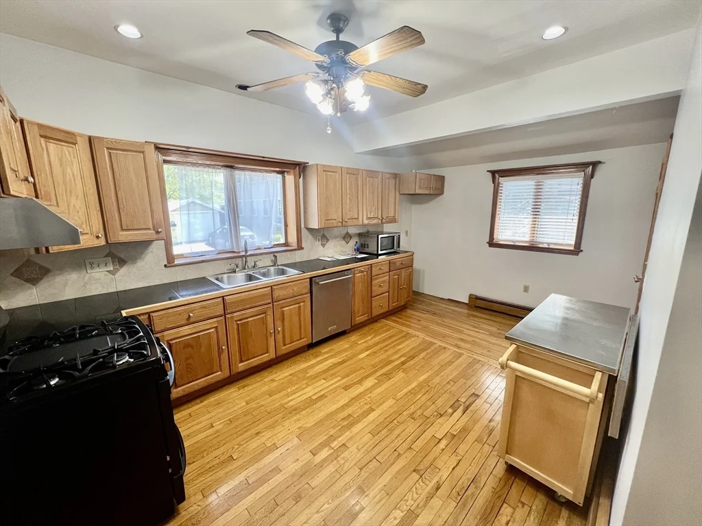 3 bed, 1 bath apartment for rent at 616 Adams St Unit 1, Quincy — photo 5 of 13