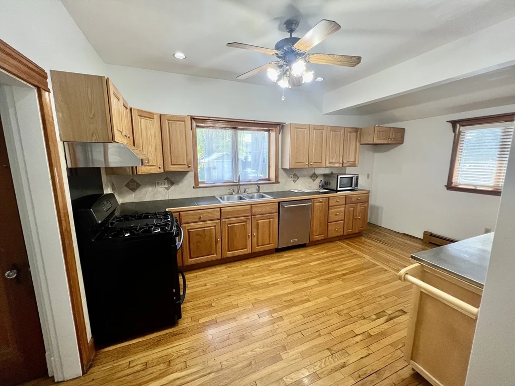 3 bed, 1 bath apartment for rent at 616 Adams St Unit 1, Quincy — photo 4 of 13