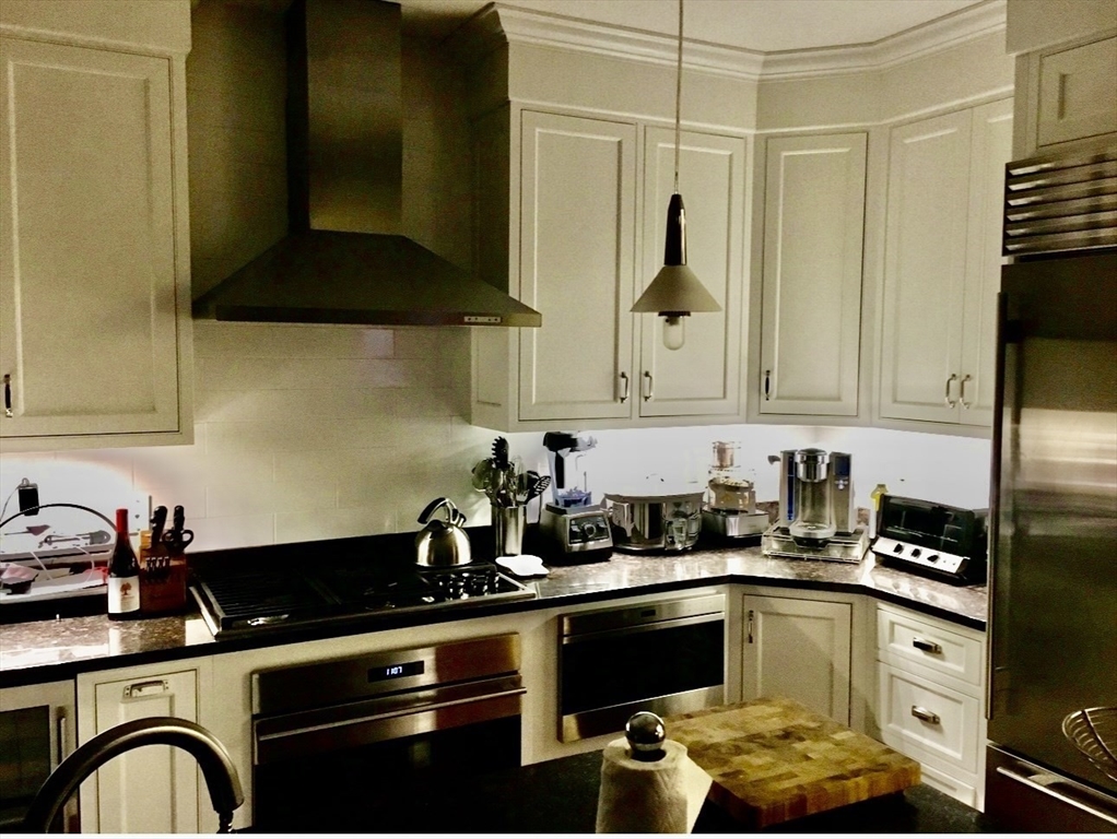3 bed, 2 bath apartment for rent at 616 East 4th St Unit 401, South Boston — photo 9 of 39