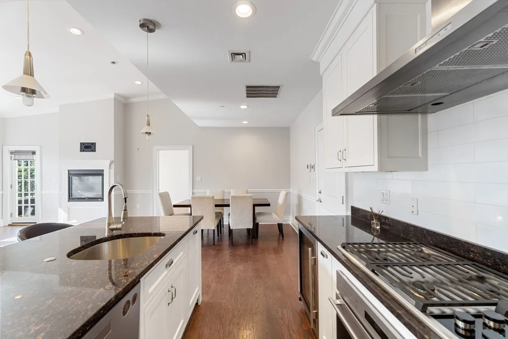 3 bed, 2 bath apartment for rent at 616 East 4th St Unit 401, South Boston — photo 13 of 39