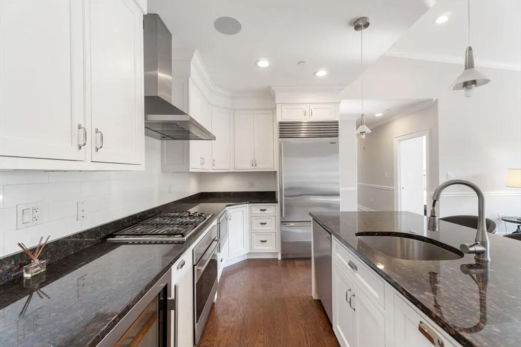 3 bed, 2 bath apartment for rent at 616 East 4th St Unit 401, South Boston — photo 11 of 39