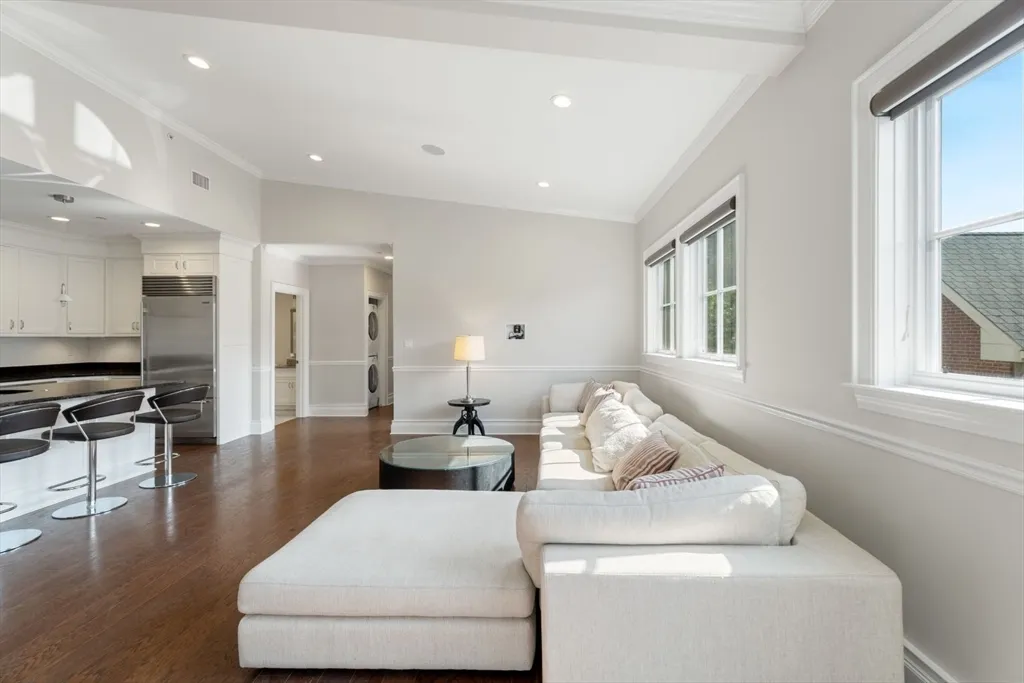 3 bed, 2 bath apartment for rent at 616 East 4th St Unit 401, South Boston — photo 5 of 39