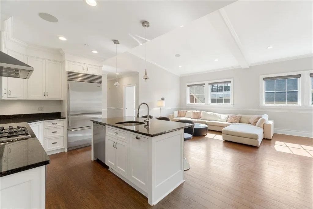 3 bed, 2 bath apartment for rent at 616 East 4th St Unit 401, South Boston — photo 6 of 39