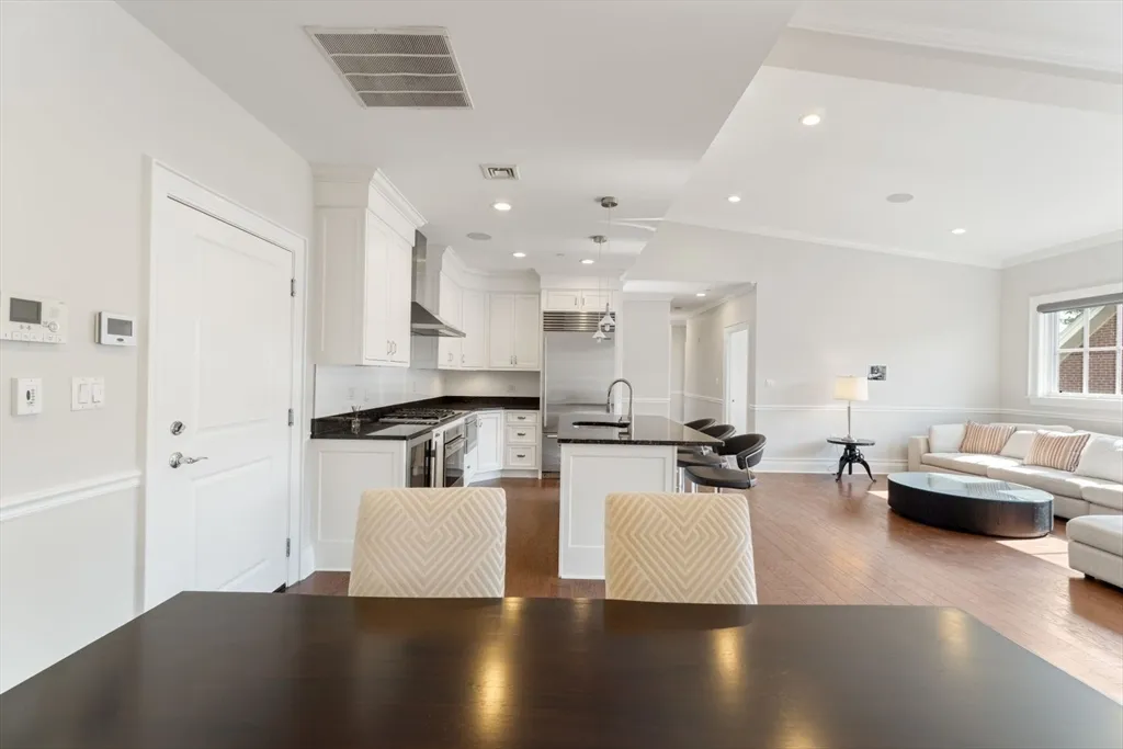 3 bed, 2 bath apartment for rent at 616 East 4th St Unit 401, South Boston — photo 3 of 39