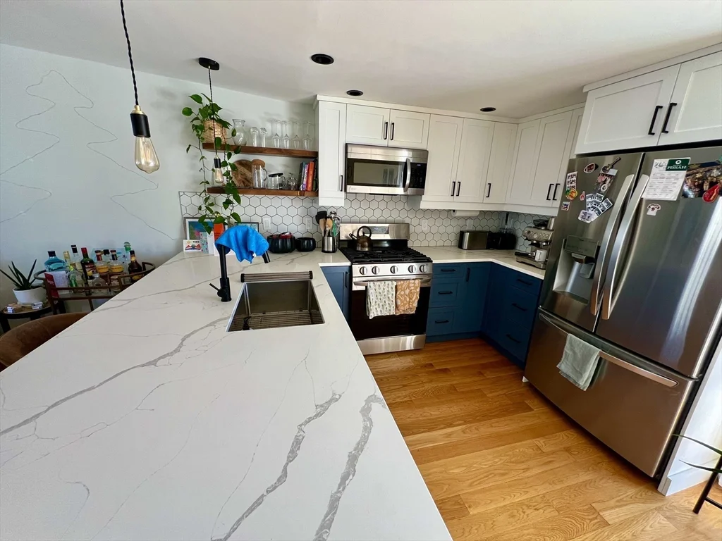 2 bed, 2 bath apartment for rent at 617-619 E 2nd St Unit 3, Boston — photo 3 of 14