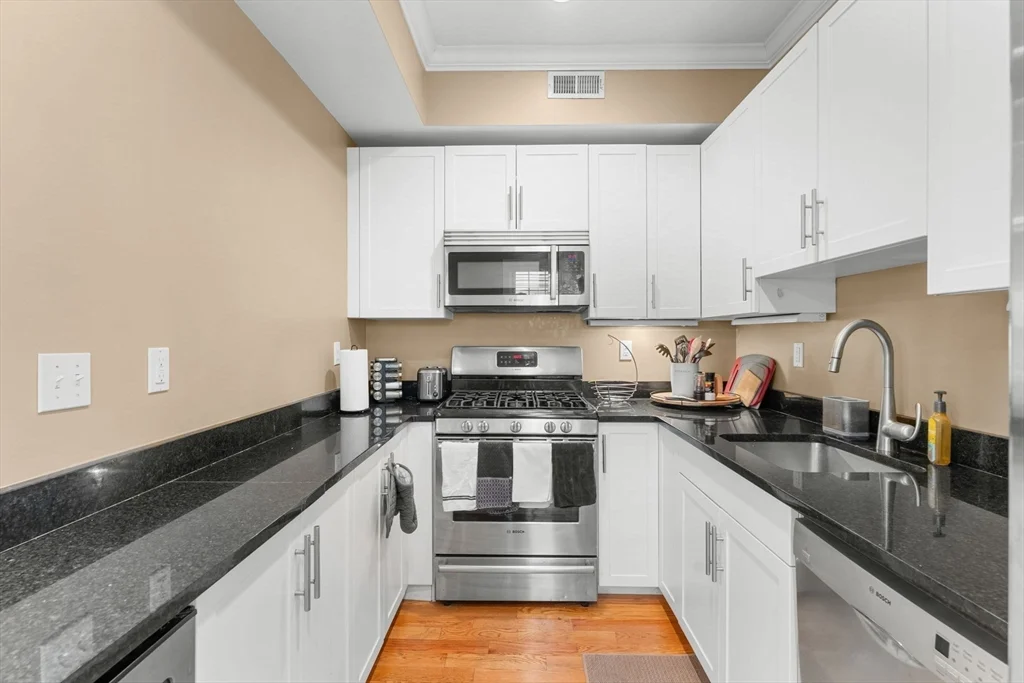 2 bed, 2 bath apartment for rent at 619 E 3rd St Unit 2, South Boston — photo 7 of 19
