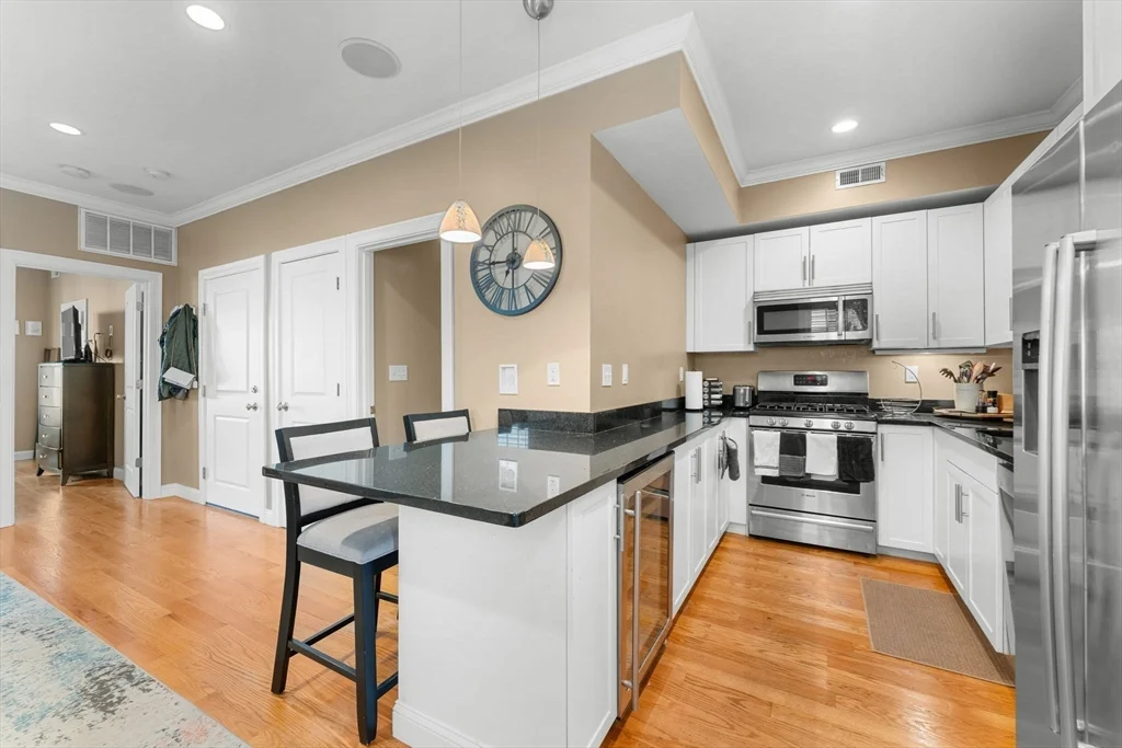 2 bed, 2 bath apartment for rent at 619 E 3rd St Unit 2, South Boston — photo 5 of 19