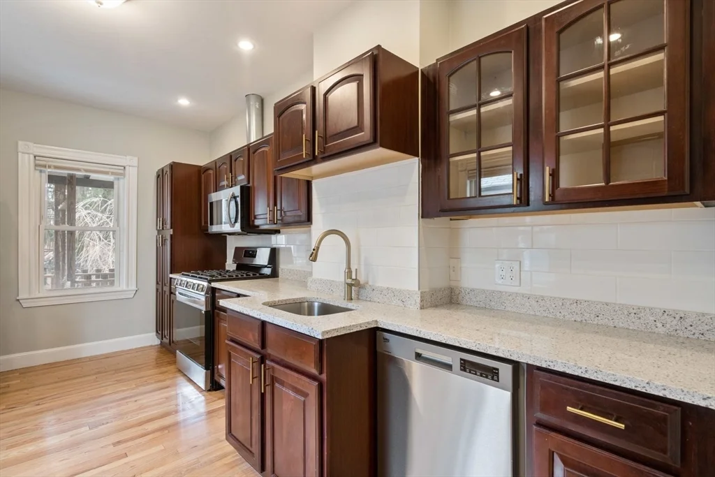 3 bed, 2 bath apartment for rent at 619 East 5th Unit 2, Boston — photo 3 of 22