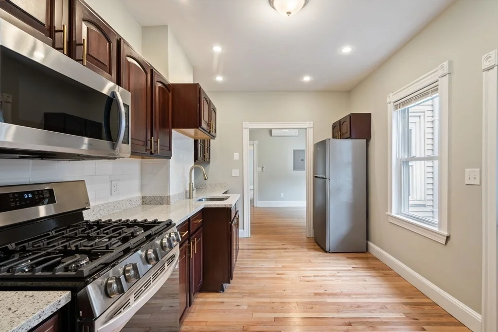 3 bed, 2 bath apartment for rent at 619 East 5th Unit 2, Boston — photo 4 of 22