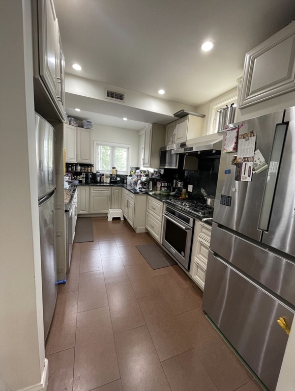 3 bed, 3 bath apartment for rent at 62 Antwerp, Brighton — photo 11 of 22