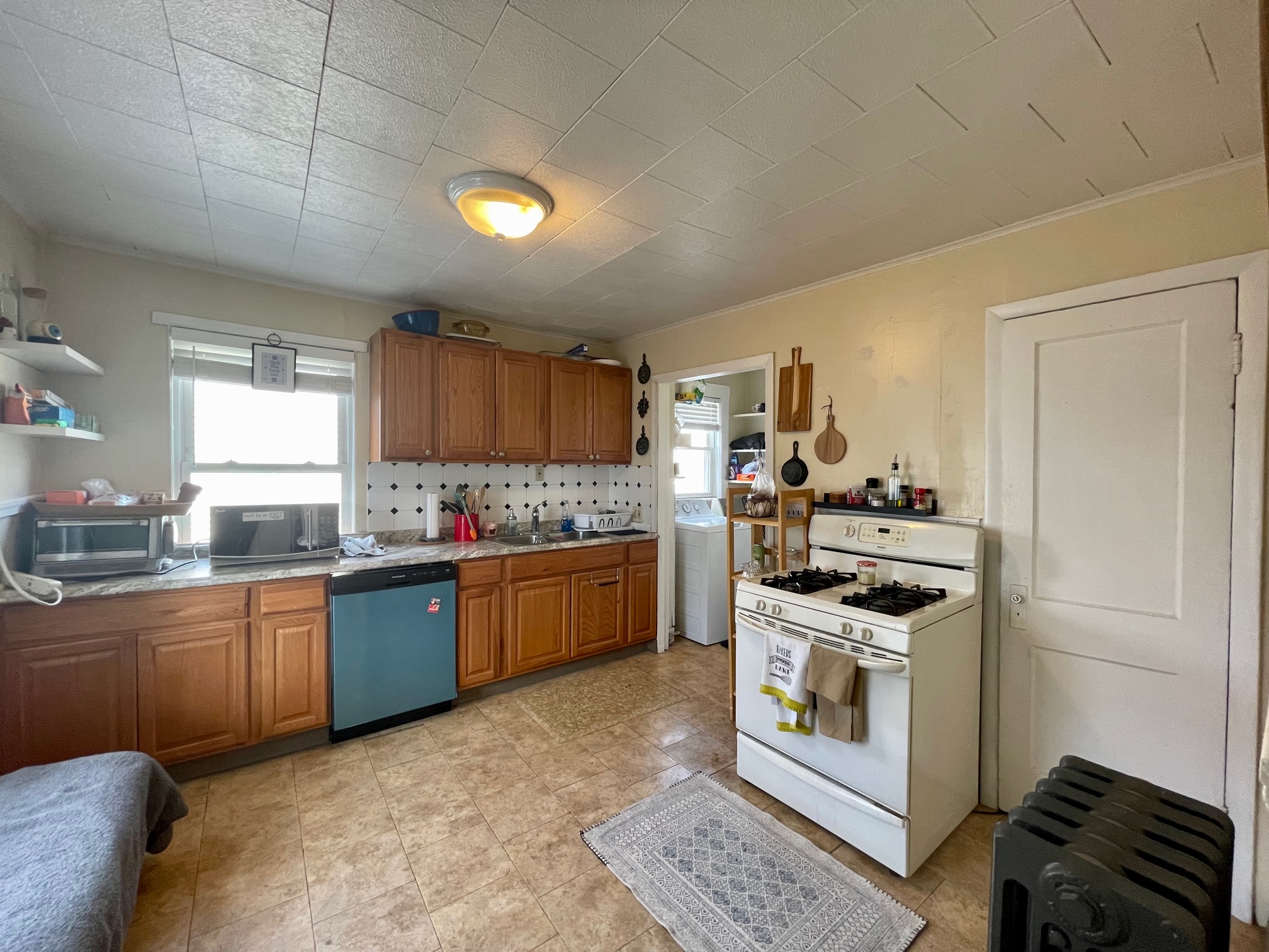 3 bed, 1 bath apartment for rent at 62 Brock St Unit 3, Oak Square — photo 4 of 11