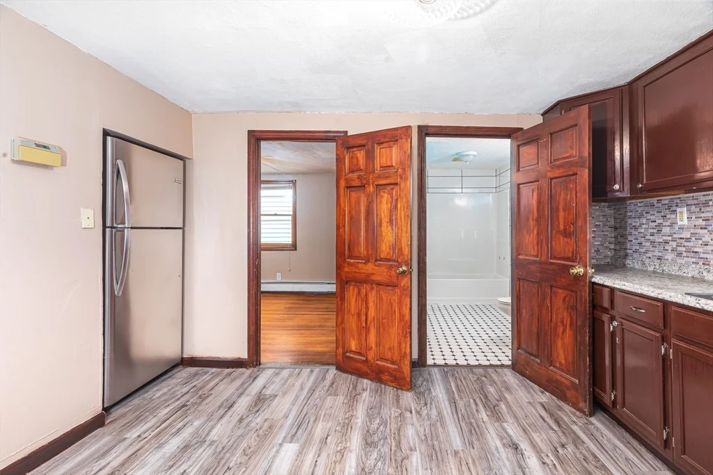 4 bed, 1 bath apartment for rent at 62 Butler St Unit 2, Glenwood — photo 8 of 20