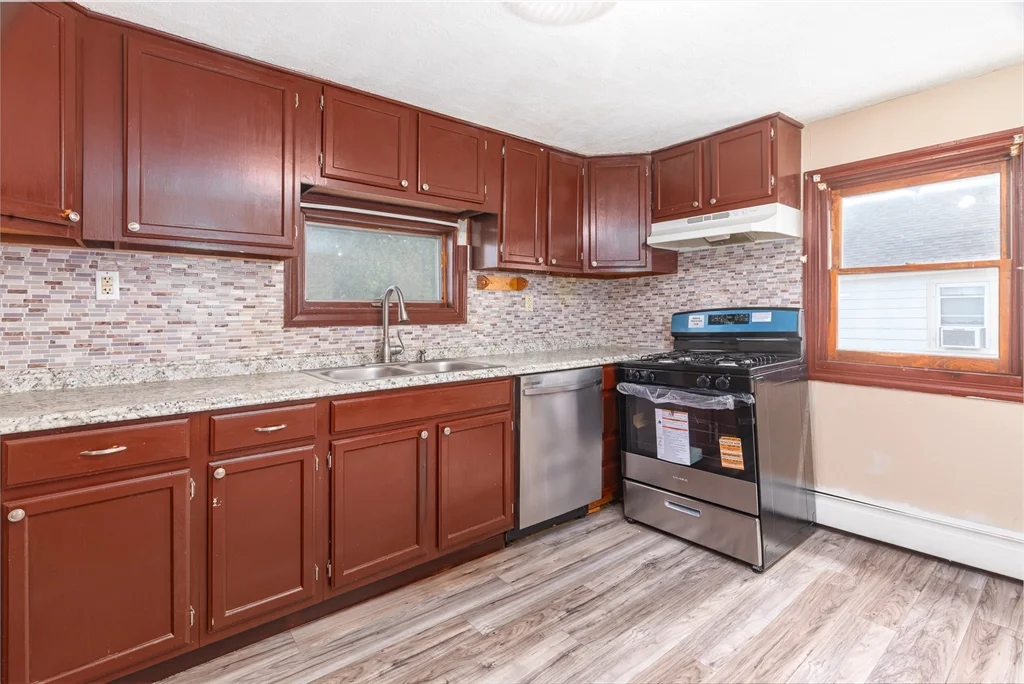 4 bed, 1 bath apartment for rent at 62 Butler St Unit 2, Glenwood — photo 6 of 20